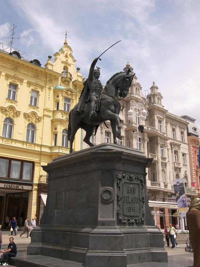 Studio Apartment With A View Of Ban Jelacic Square Zagreb Chambre photo